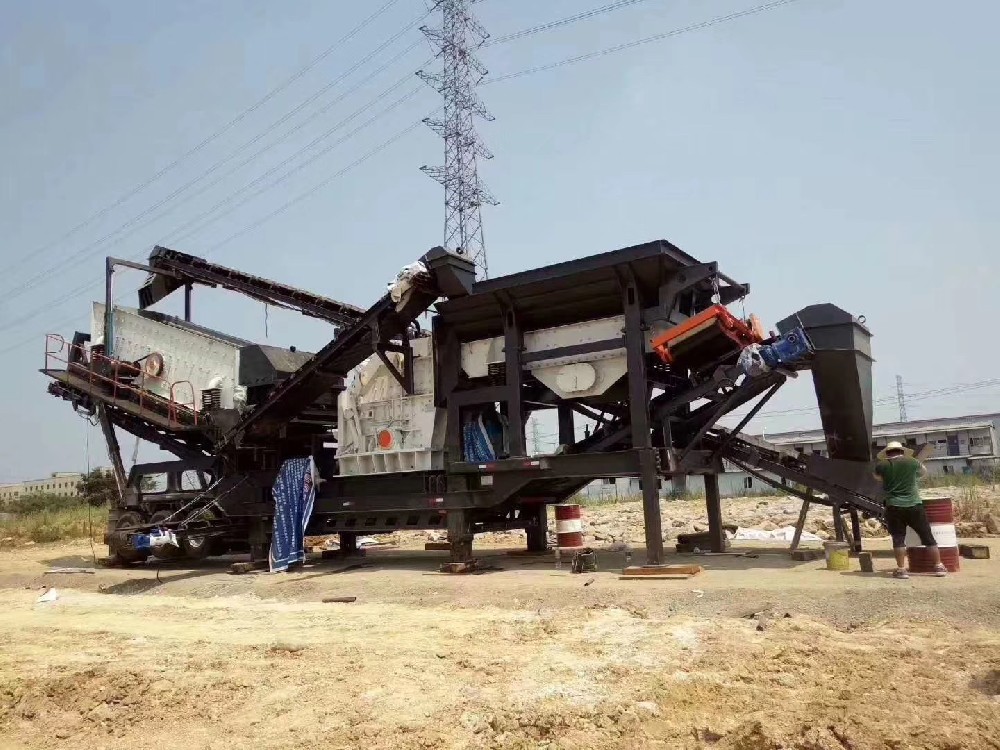Algeria purchases Lianying Machinery's mobile sand and gravel crushing production line on site
