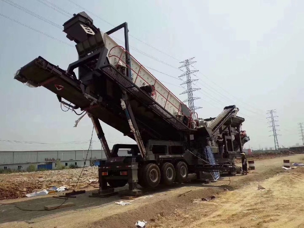 An Iraqi customer purchased a mobile sand and gravel crushing production line from Lianying Machinery.
