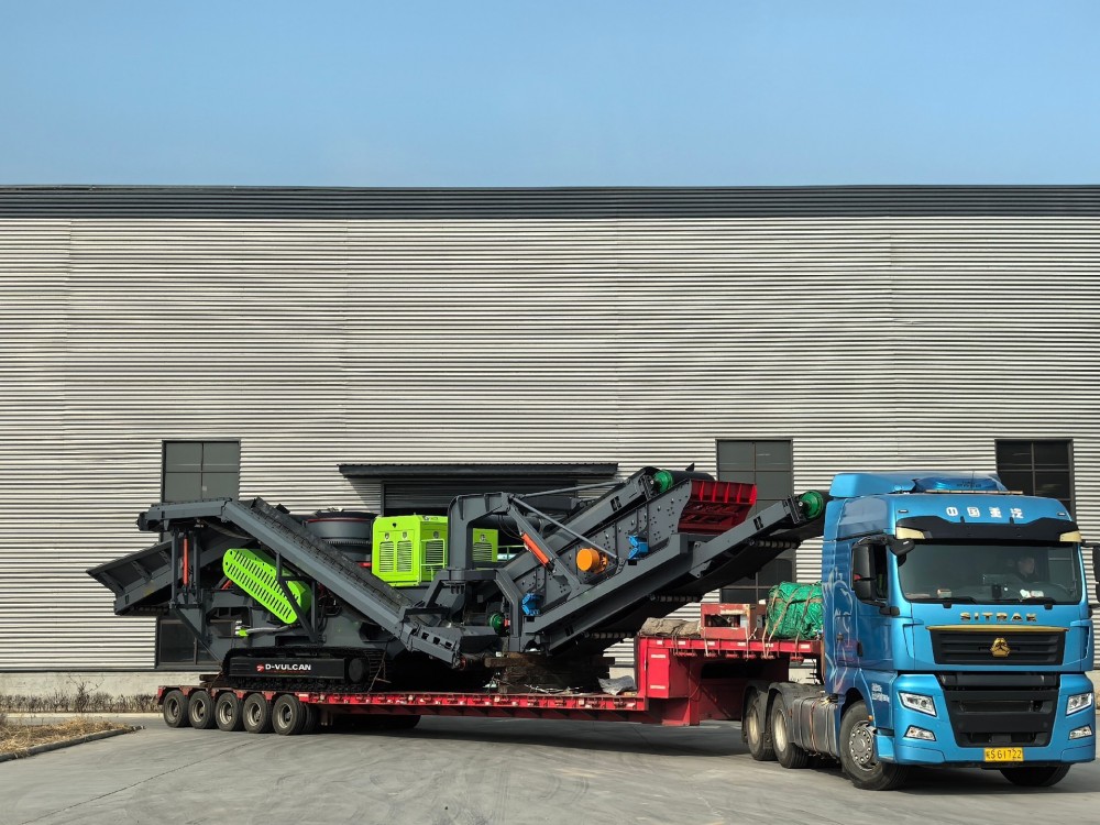 Tracked fine crushing station